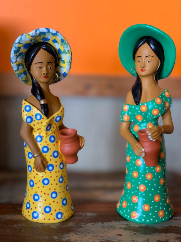 אומנות עבודת יד מברזיל נשים עם כובע