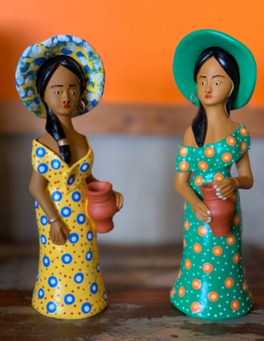 אומנות עבודת יד מברזיל נשים עם כובע